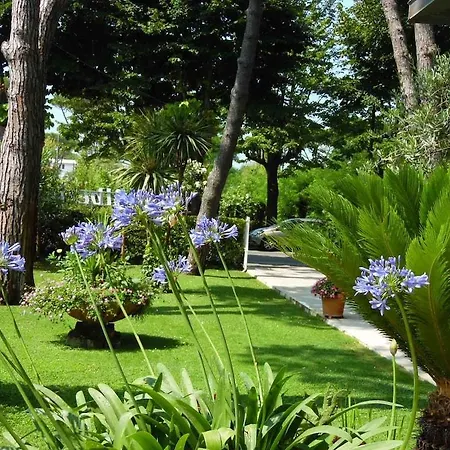 Mediterraneo 3* مارينا دي بييتراسانْت