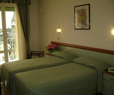 Mediterraneo 3* مارينا دي بييتراسانْت