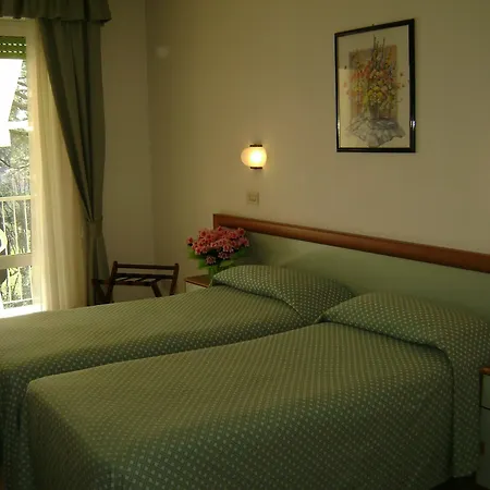 Mediterraneo 3* مارينا دي بييتراسانْت