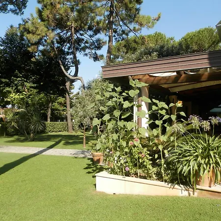 Mediterraneo 3* مارينا دي بييتراسانْت